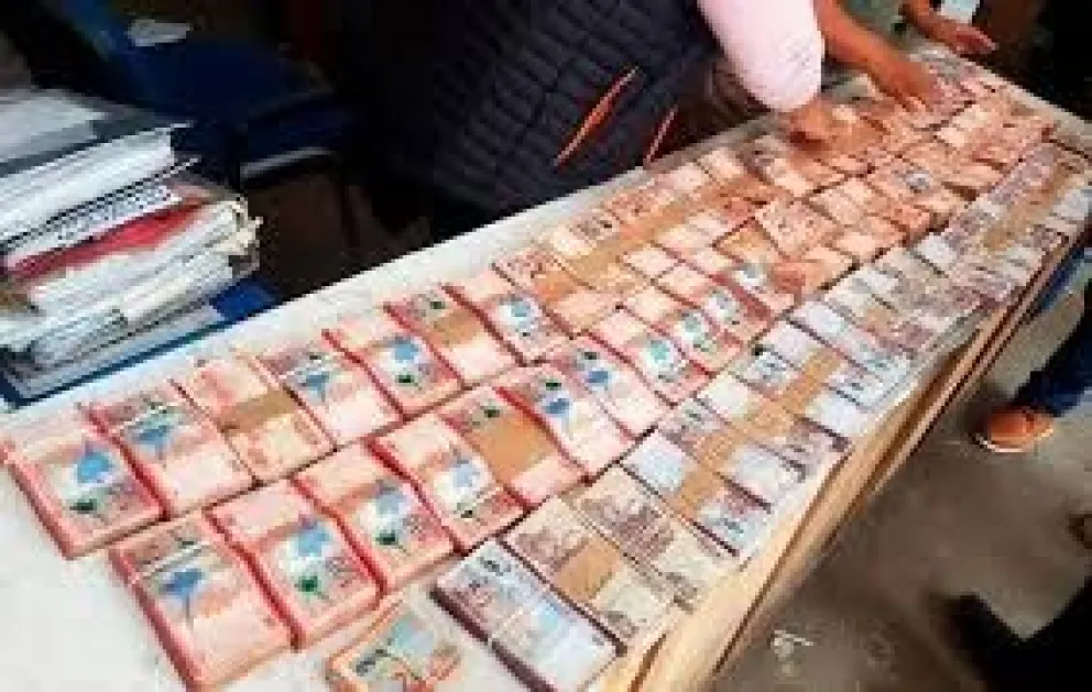 La Policía aprehendió el domingo a siete personas que venían de Lauca Ñ en posesión de más de 90 mil Bs para apoyar los bloqueos en La Paz. Foto:BTV