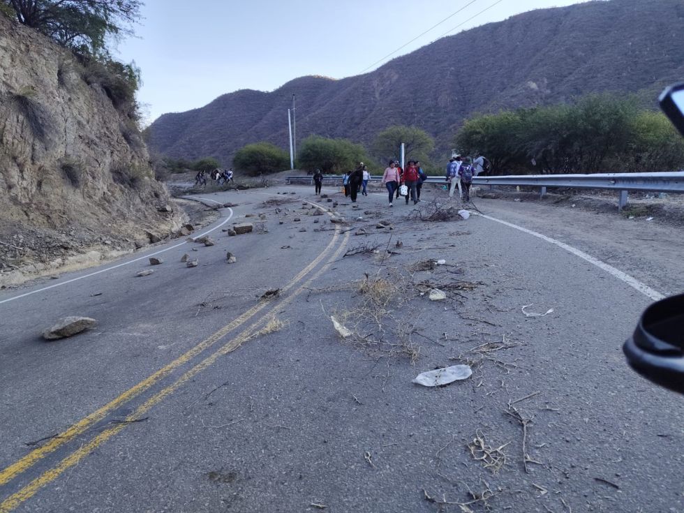 Uno de los puntos de bloqueo en la carretera Sucre - Cochabamba.