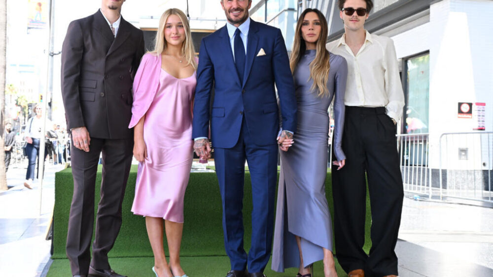 De izq. a der.: Romeo Beckham, Harper Beckham, el astro del fútbol David Beckham, Victoria Beckham y Cruz Beckham posan junto a la estrella que el exmediocampista recibió en el Paseo de la Fama de Hollywood
