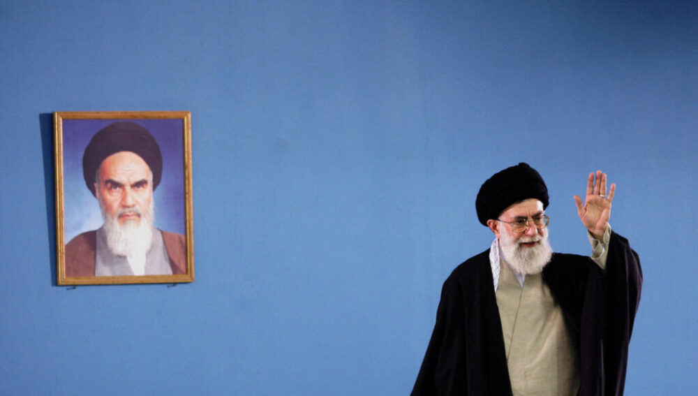 El ayatolá Alí Jamenei (a la derecha) sucedió al ayatolá Ruhollah Jomeini (en la foto) como líder supremo de Irán en 1989.