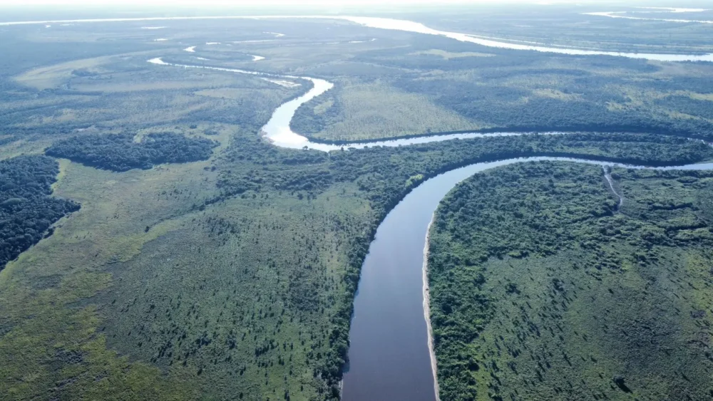 Vista aérea de un tramo de la Hidrovía Paraguay-Paraná. Foto: Obras Públicas y Comunicaciones de Paraguay