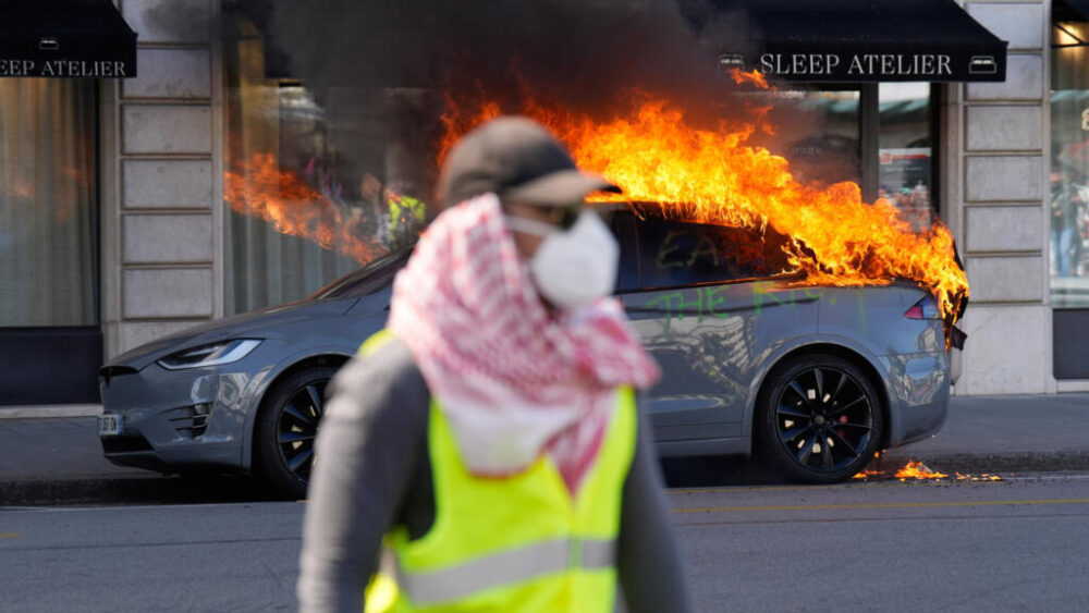 Un coche arde durante una manifestación contra el G7 en Ginebra, Suiza, el domingo 14 de junio de 2026, en vísperas de la cumbre del G7, prevista para los días 15 a 17 de junio. (Foto AP/Baz Ratner)