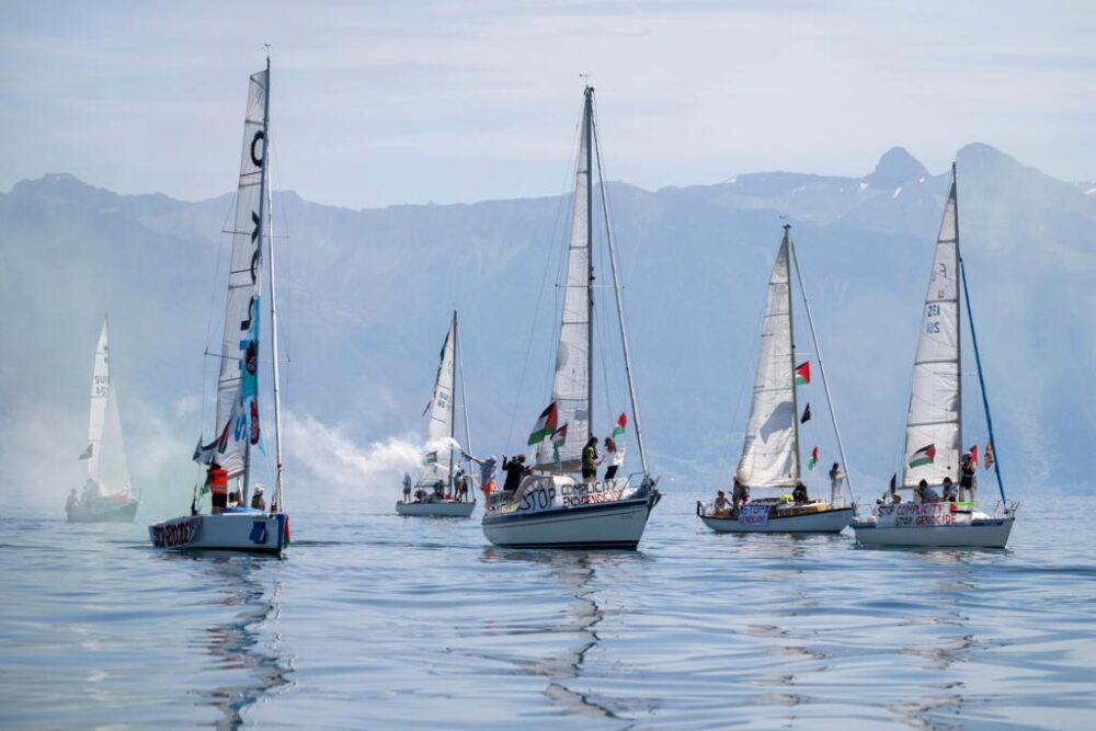 Embarcaciones de la Flotilla de la Libertad de Gaza participan en una manifestación en el lago Lemán, ante la próxima cumbre del G7, frente a la costa de Lausana (Suiza), el sábado 13 de junio de 2026. (Jean-Christophe Bott/Keystone vía AP)