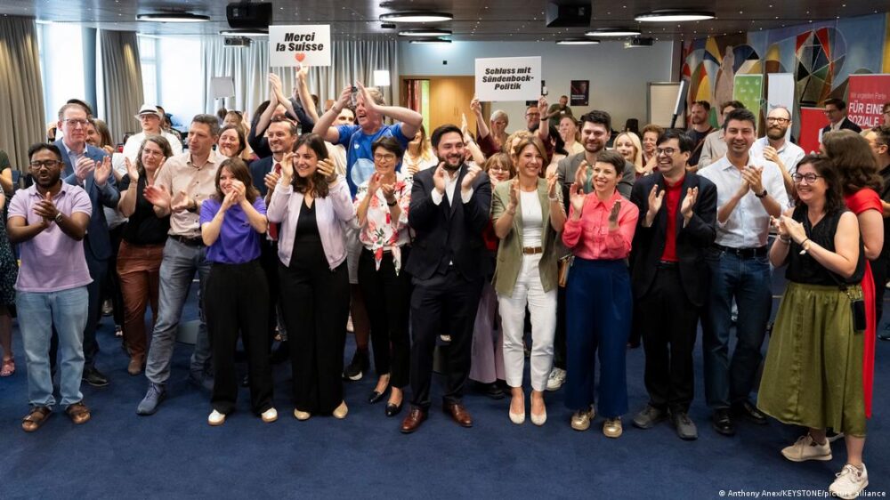 Un grupo de personas aplaude sonriente al conocerse los primeros resultados. Un grupo de personas aplaude sonriente al conocerse los primeros resultados.
