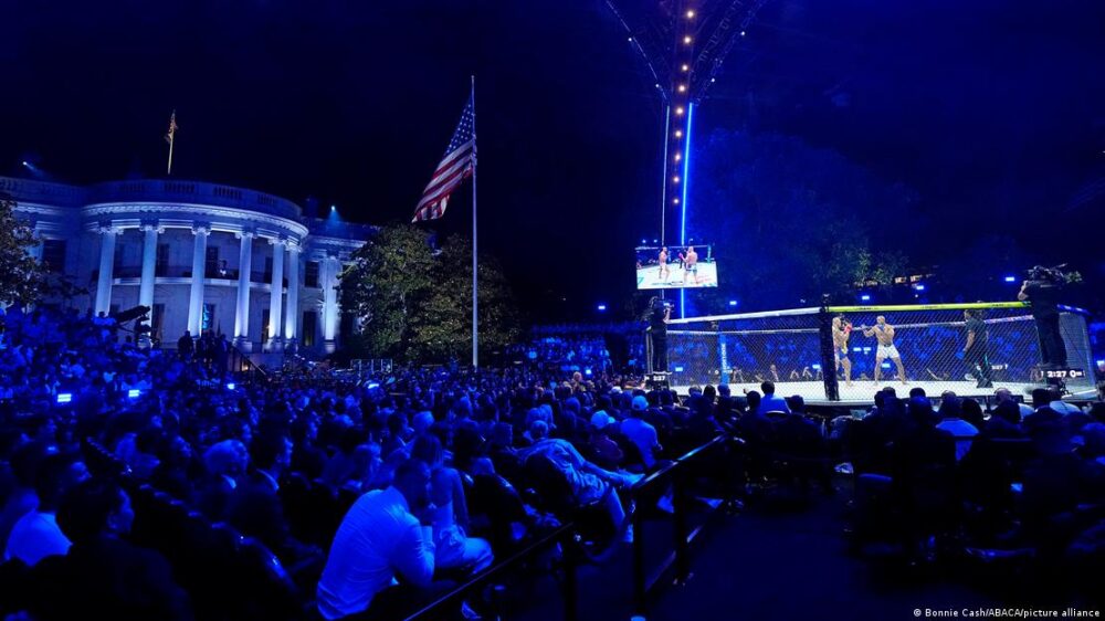 Alex Pereira se enfrenta a Ciryl Gane durante su combate por el título interino de peso pesado en el UFC Freedom 250, celebrado en el Jardín Sur de la Casa Blanca, en Washington D. C. (14.06.2026) Alex Pereira se enfrenta a Ciryl Gane durante su combate por el título interino de peso pesado en el UFC Freedom 250, celebrado en el Jardín Sur de la Casa Blanca, en Washington D. C. (14.06.2026)