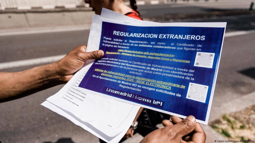 Documentos con información para solicitar la regularización migratoria en España. Documentos con información para solicitar la regularización migratoria en España.