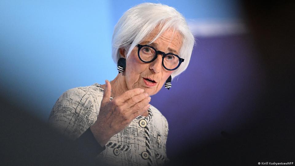 Con cabello canoso y corto, pendientes y gafas de marco negro, la presidenta del Banco Central Europeo (BCE), Christine Lagarde. Con cabello canoso y corto, pendientes y gafas de marco negro, la presidenta del Banco Central Europeo (BCE), Christine Lagarde.