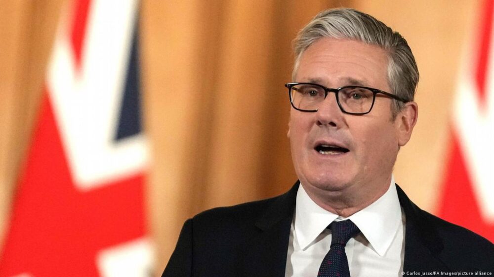 Keir Starmer ante una bandera británica. Keir Starmer ante una bandera británica.