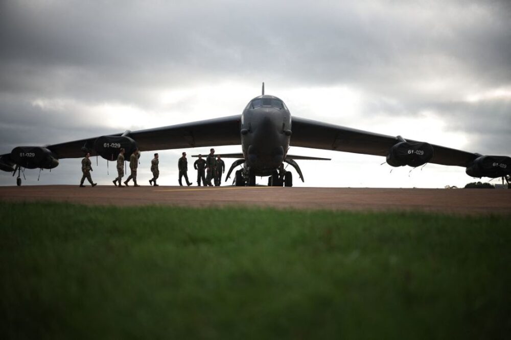 El 19 de septiembre de 2025, tripulantes de vuelo del 501.º Ala de Apoyo al Combate y del 307.º Ala de Bombardeo de la Fuerza Aérea de EE.UU. caminan hacia un bombardero B-52 Stratofortress en la base aérea de Fairford de la RAF.
