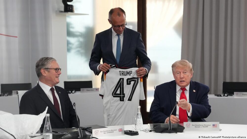 Cumbre del G7 2026 | Friedrich Merz le entrega a Donald Trump una camiseta de la DFB con el número 47. Cumbre del G7 2026 | Friedrich Merz le entrega a Donald Trump una camiseta de la DFB con el número 47.