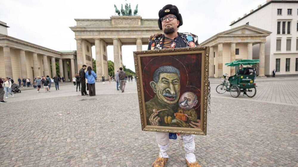 Una de sus obras más famosas reinterpreta un icono ortodoxo clásico, en el que se representa a Stalin sosteniendo a Putin en sus brazos, como la Virgen María con el Niño Jesús.