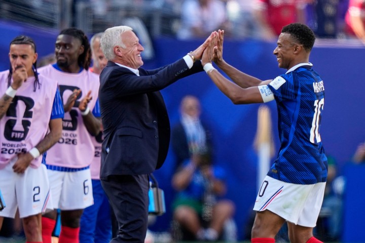 Deschamps ajustó fichas en el descanso y cambió el patido (AP Photo).