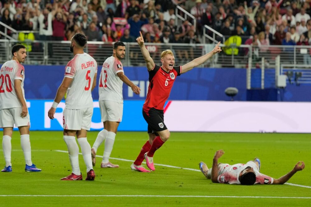 Nicolas Seinwald, de Austria, festeja un autogol de Yazan Aarab,