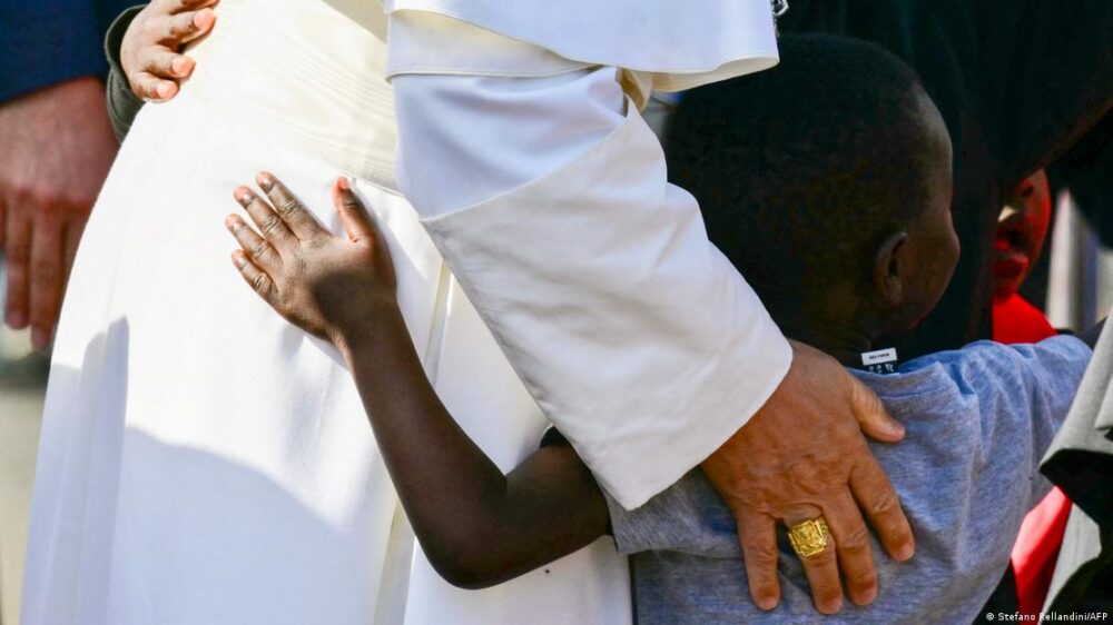 El papa León XIV saluda a niños durante un encuentro con migrantes en el centro "Las Raíces", en San Cristóbal de La Laguna, a las afueras de Santa Cruz de Tenerife (isla de Tenerife, Canarias), el 12 de junio de 2026. El papa León XIV saluda a niños durante un encuentro con migrantes en el centro "Las Raíces", en San Cristóbal de La Laguna, a las afueras de Santa Cruz de Tenerife (isla de Tenerife, Canarias), el 12 de junio de 2026.