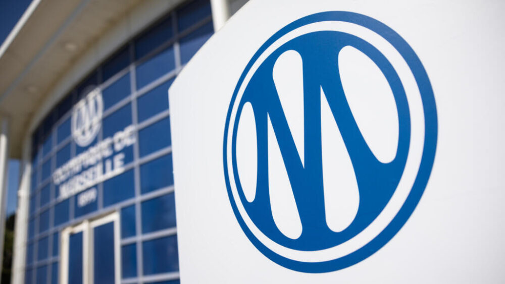 Un logotipo del Olympique de Marsella a la entrada de las oficinas de la ciudad deportiva del club, el 9 de abril de 2026 al sureste de Francia