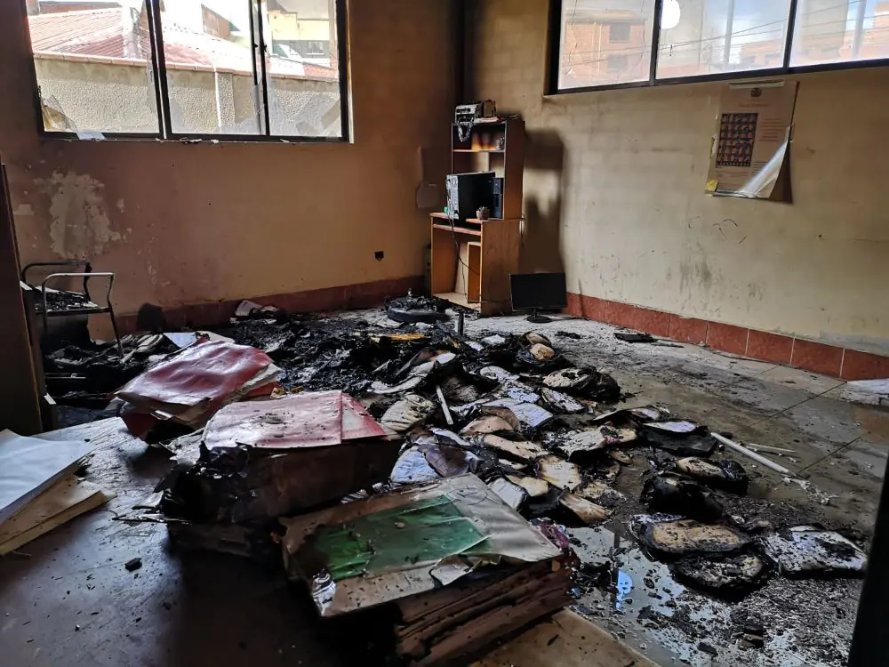Así quedó una de las instalaciones de la Subalcaldía del Distrito 8. FOTO: GAMEA
