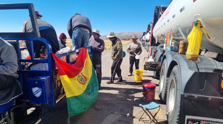Intervención de la Defensoría del Pueblo para asistir a los choferes varados en la ruta La paz - Desaguadero, la semana pasada. | DEFENSORÍA DEL PUEBLO