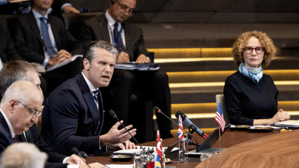 El secretario de Defensa de EEUU, Pete Hegseth, habla en una reunión de la OTAN en su sede en Bruselas, el 18 de junio de 2026