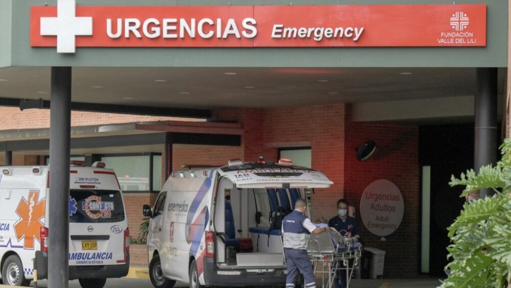Una ambulancia llega con un paciente a las urgencias del Hospital Fundación Valle del Lili, en Cali (Colombia), el 6 de febrero de 2026.
