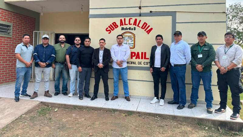 A la cabeza del vicepresidente de YPFB, Víctor Hugo Blacud, autoridades de ANH y GNV, se aguarda la llegada de los mototaxistas A la cabeza del vicepresidente de YPFB, Víctor Hugo Blacud, autoridades de ANH y GNV, se aguarda la llegada de los mototaxistas