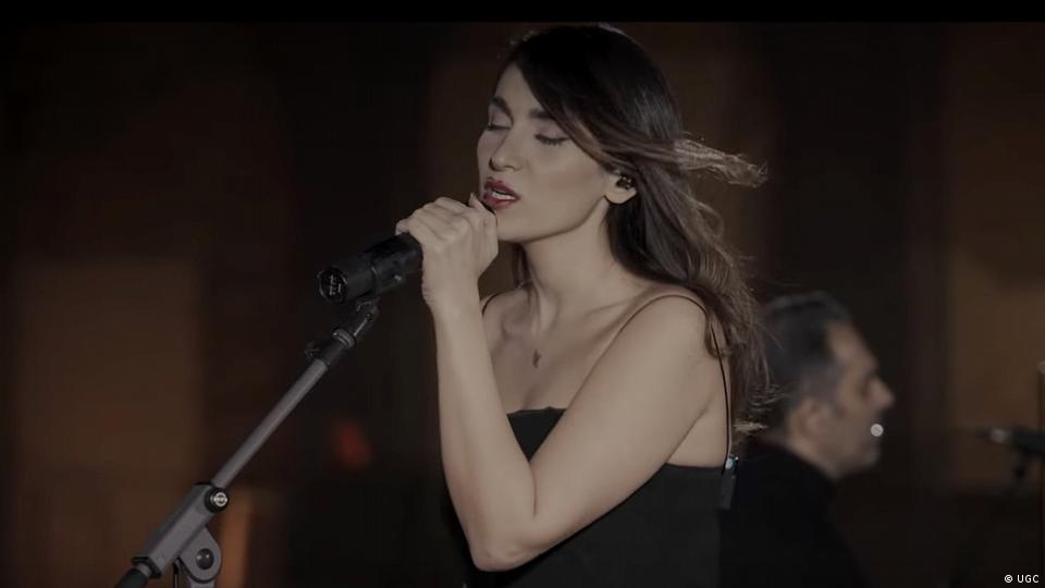 Cantante iraní Parastoo Ahmadi ante el micrófono Cantante iraní Parastoo Ahmadi ante el micrófono