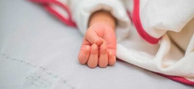 Vehículo sin control mata a un bebé de 10 meses y deja herida a su madre